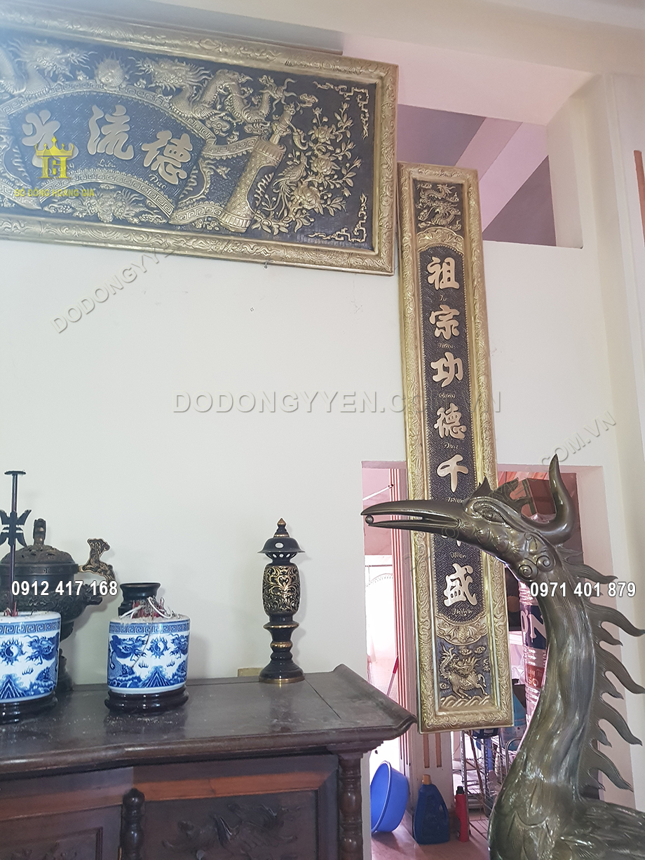 Vật phẩm được đặt đối xứng hai b&ecirc;n ban thờ gia ti&ecirc;n